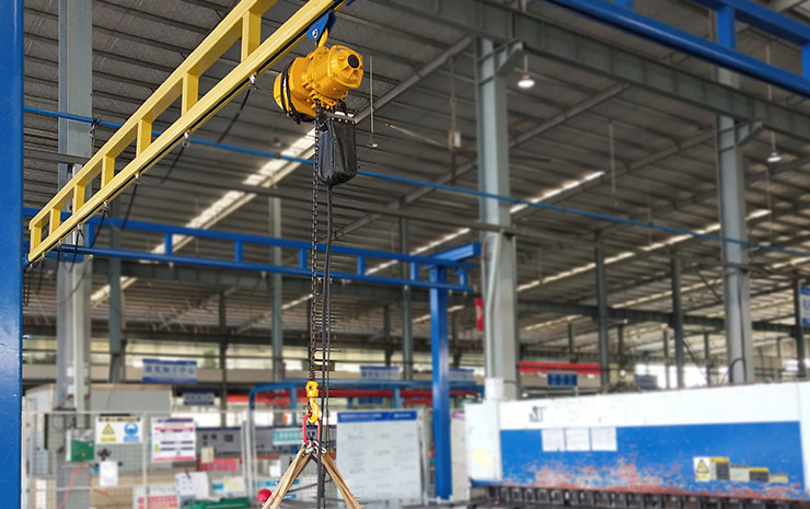 Lifting Equipment In Manufacturing & Distribution Centers